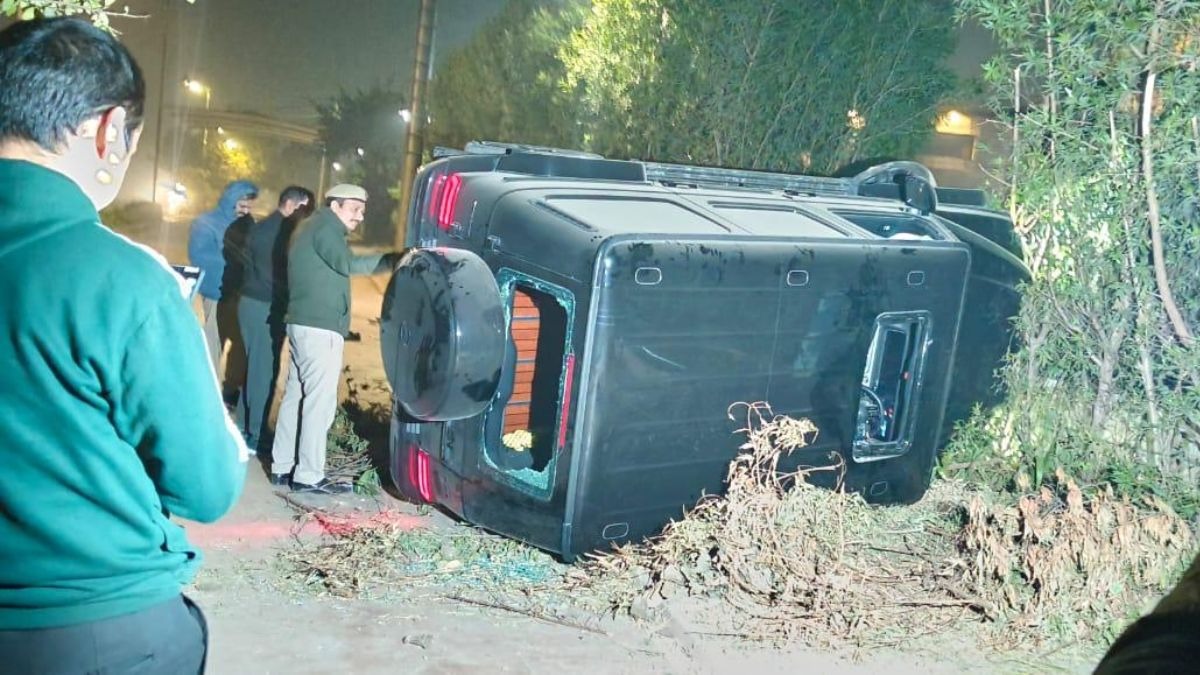 मर्सिडीज कार की टक्कर से युवक की मौत. (Photo ITG)