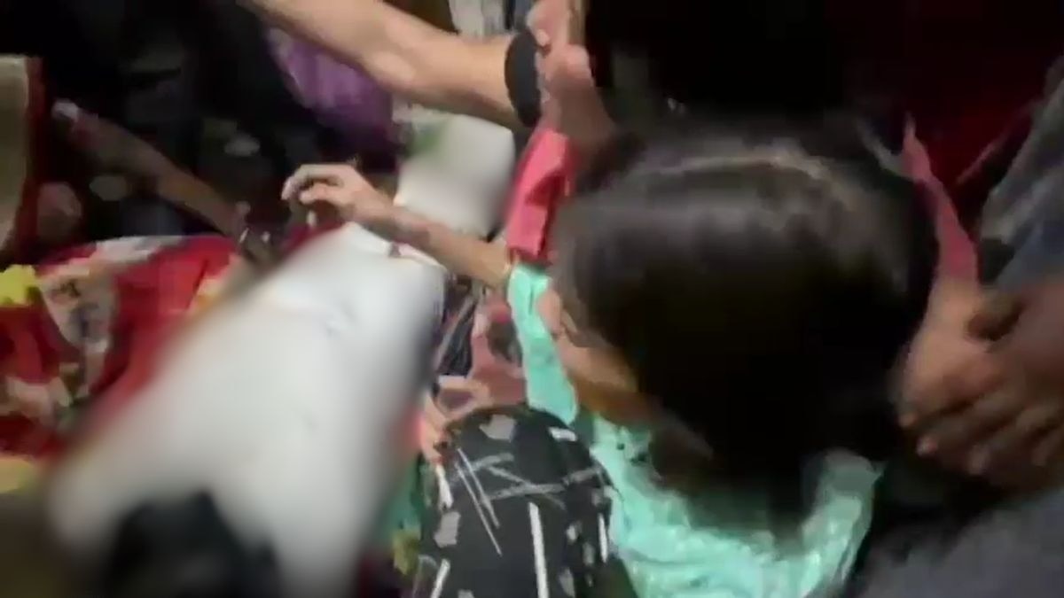 प्रेमिका ने अंतिम संस्कार से पहले निभाई रस्म. (Photo: Screengrab)