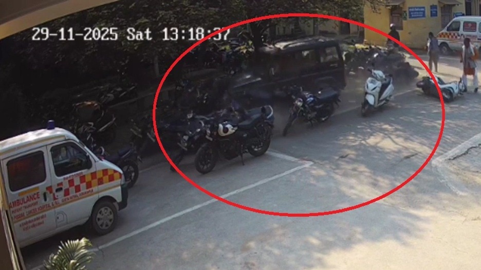 तेज रफ्तार बोलेरो ने 16 वाहनों को कुचला. (Photo: Screengrab)