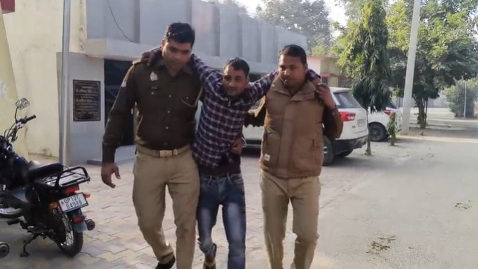 माफी मांगता नजर आया आरोपी.(Photo: Screengrab) 