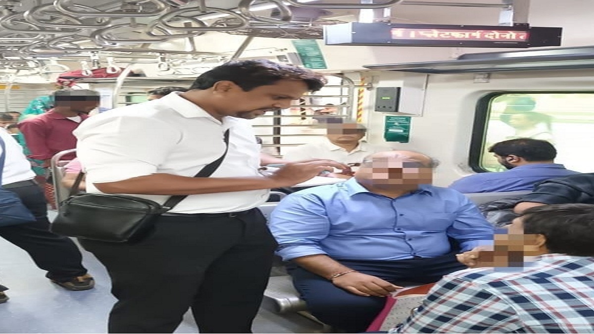 यात्रियों के पास एक जैसे नंबर वाले टिकट मिले. Photo ITG