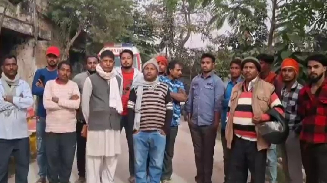 दवा दुकान में मिला युवक का शव. (Photo: Screengrab)