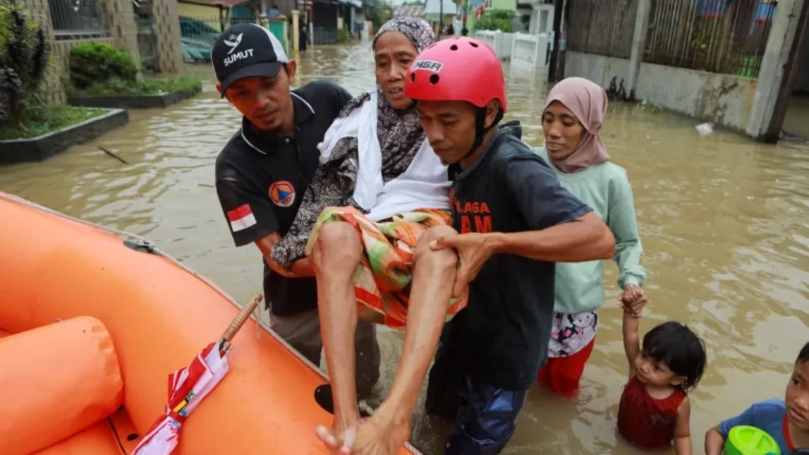 इंडोनेशिया में बाढ़-भूस्खलन ने मचाई तबाही, 300 लोगों की मौत. (Photo: Reuters)
