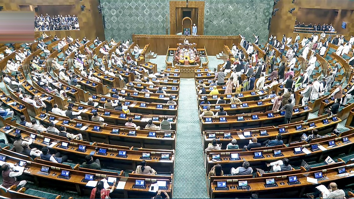 सदन की कार्यवाही रुक जाने पर भ सांसदों का दिन व्यस्त ही रहता है. वे पढ़ाई, रिसर्च, बैठकों और क्षेत्र के कामों में अपने समय का पूरा इस्तेमाल करते हैं.(Photo: PTI)