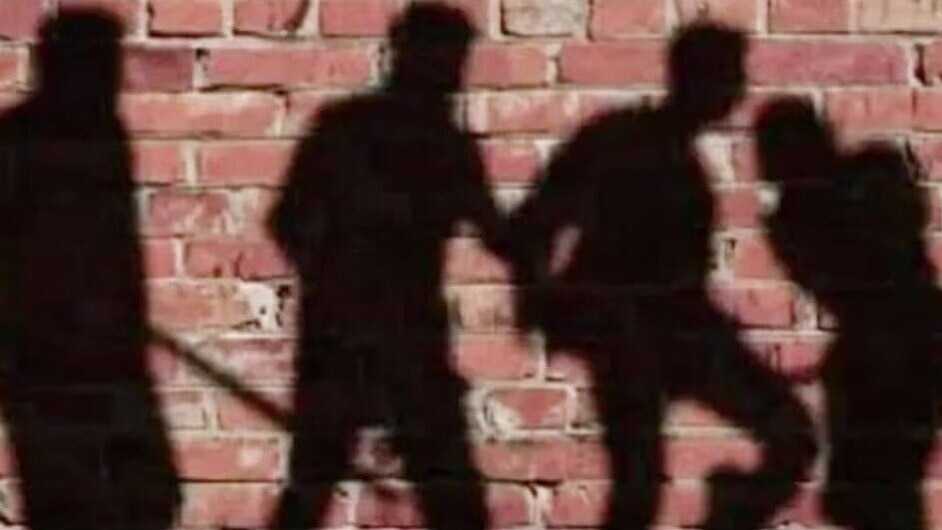 दबंगों ने युवक को बेरहमी से पीटा. (Photo: Representational )