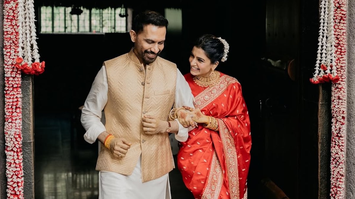 तलाक के 4 साल बाद समांथा ने रचाई दूसरी शादी, मंदिर में लिए सात फेरे - Samantha Ruth Prabhu married to Raj Nidimoru intimate wedding photos tmovh - AajTak