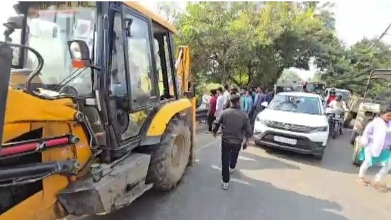 सीवान में सड़क से हटाया गया अतिक्रमण  (Photo: Screengrab)