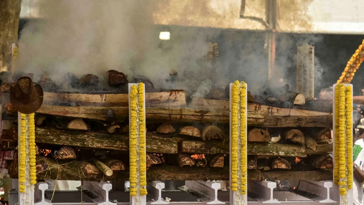 प्रदूषण संकट के बीच श्मशान घाटों पर उपलों का उपयोग बड़े सवालों के घेरे में (Photo: PTI) 