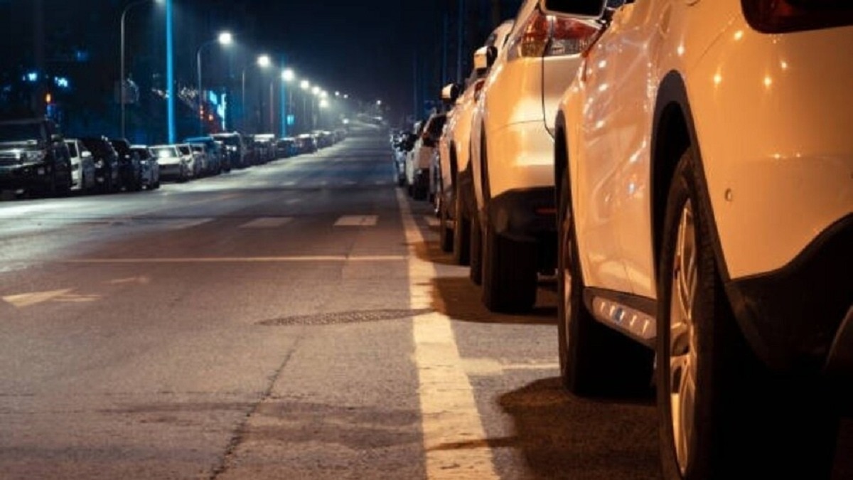 हाईवे पर खड़ी ट्रकें और कारें "साइलेंट किलर" बन जाती हैं. (Photo: Representational)