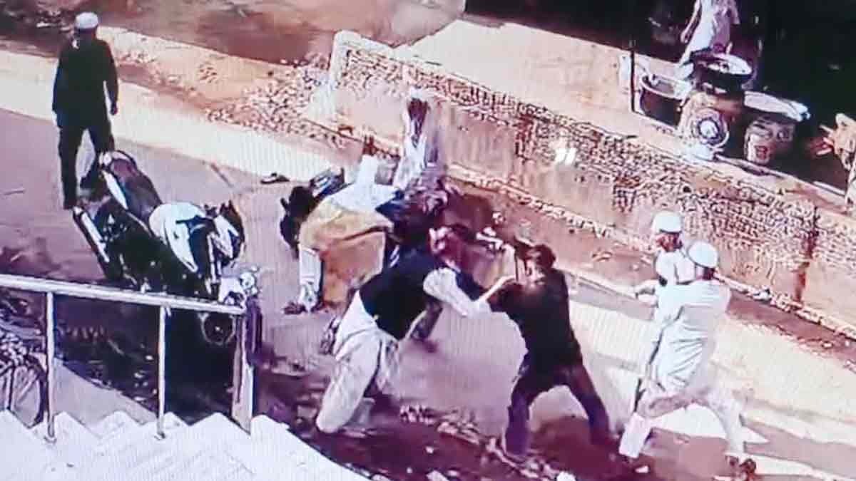  Attack with sticks and rods goes viral on social media