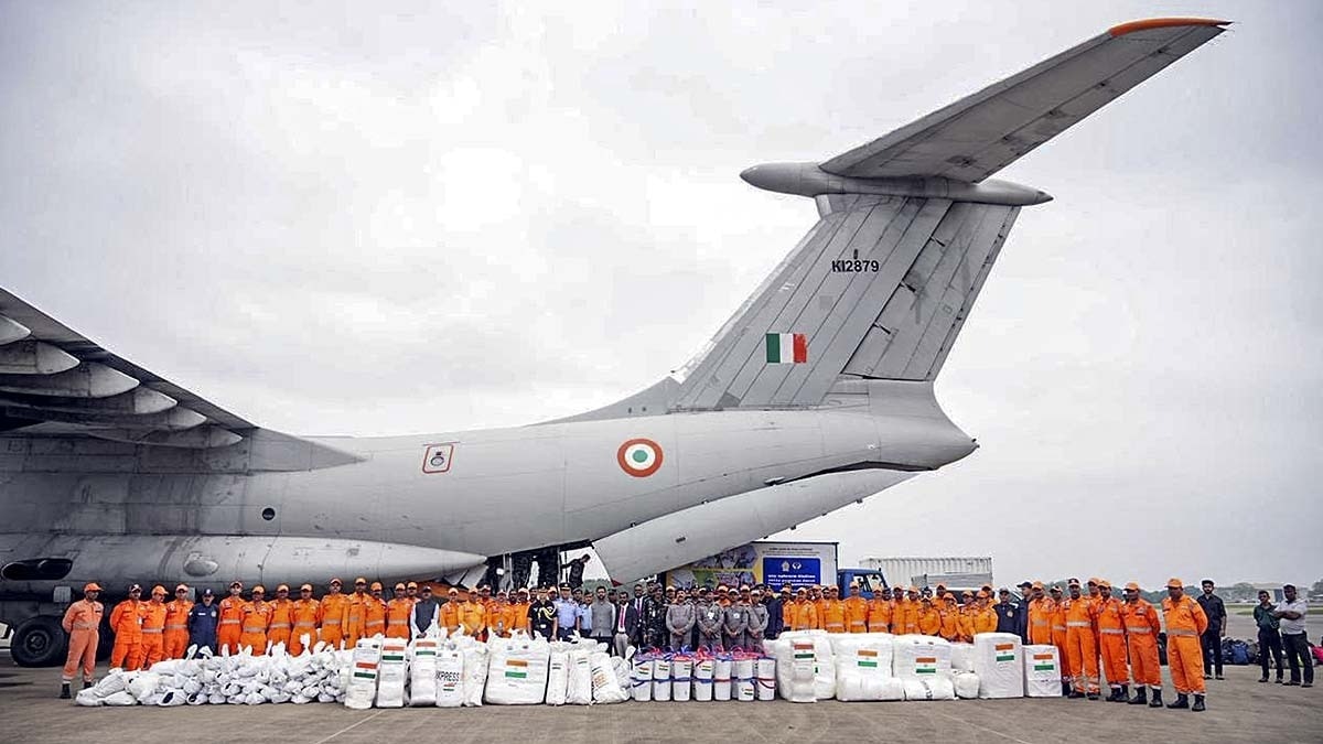 भारत से श्रीलंका भेजी गई रेस्क्यू टीम और राहत सामग्री. (Photo: PTI) 