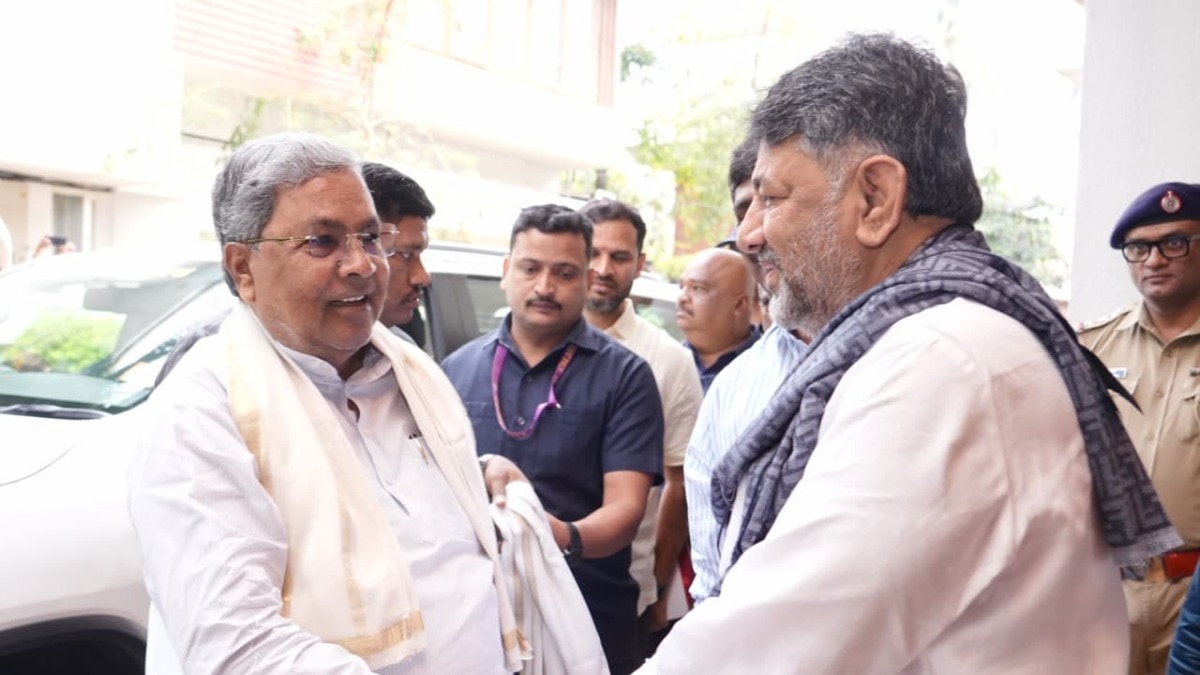 डीके शिवकुमार ने सीएम सिद्धारमैया का स्वागत किया.
