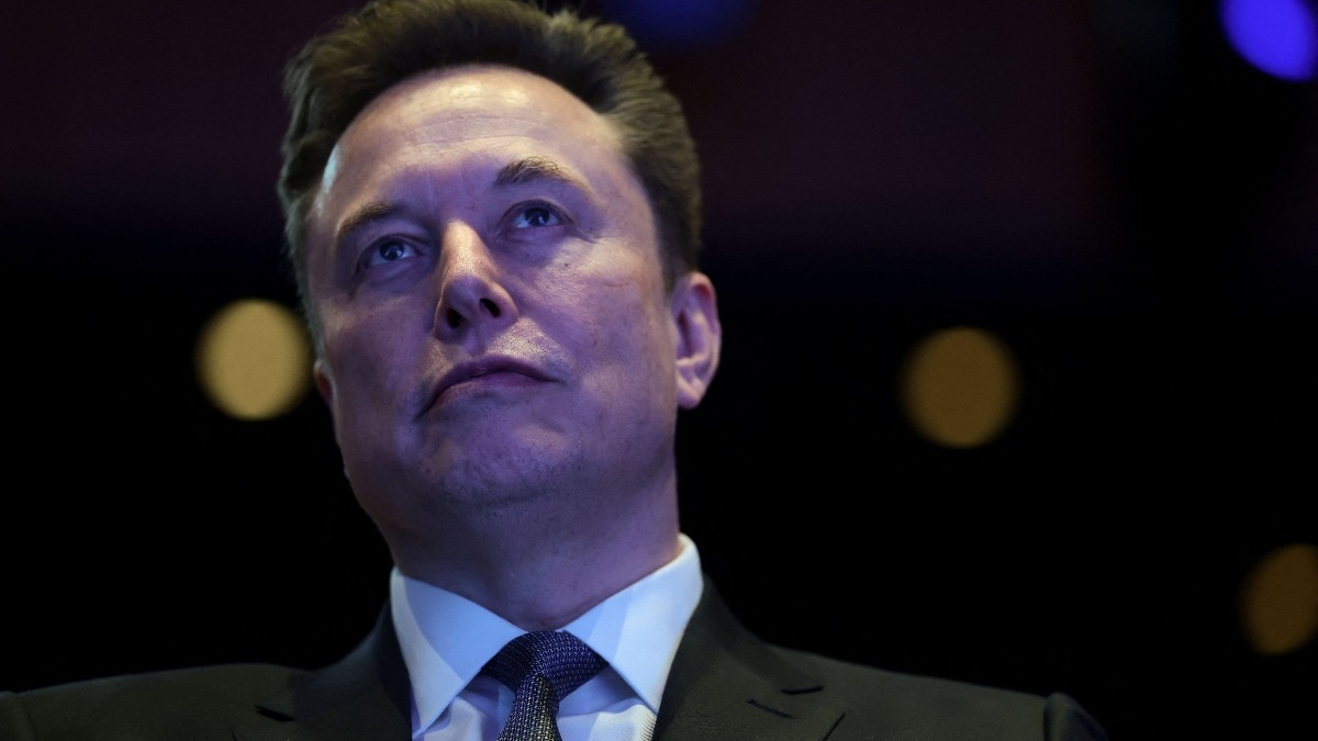 निखिल कामत के पॉडकास्ट में एलन मस्क ने कहा कि एआई कई कामों को संभाल लेगा, इसलिए भविष्य में क्रिटिकल थिंकिंग, क्रिएटिविटी, लीडरशिप और मल्टी-डिसिप्लिनरी स्किल्स की मांग बढ़ेगी. (Photo: Reuters) )