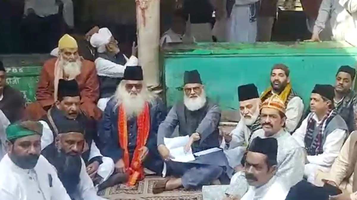 खादिमों के लिए लाइसेंस पर अंजुमन कमेटी का कड़ा विरोध.(Photo:Screengrab)