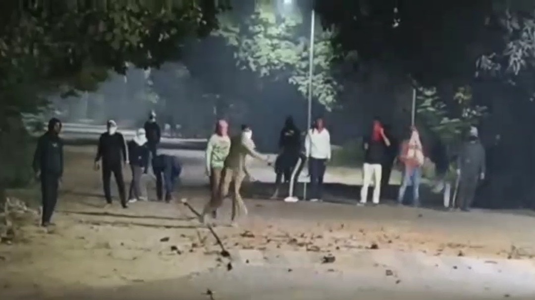 बवाल के बाद कैंपस में पत्थरबाजी करते छात्र. (Photo: Screengrab)