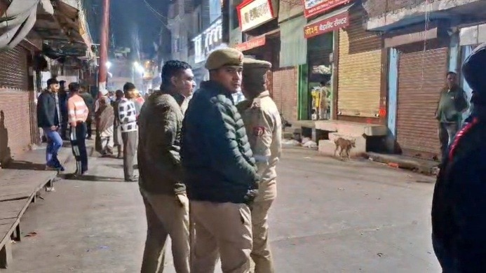 Police deployed in the market after riot in Baghpat (Photo- ITG)