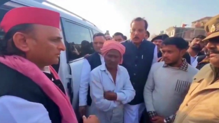 Akhilesh Yadav speaking to family of woman who died in accident (Photo- Screengrab)