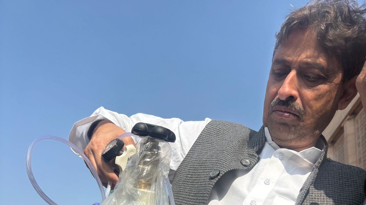 कांग्रेस सांसद इमरान मसूद ऑक्सीजन सिलेंडर लेकर पहुंचे संसद, प्रदूषण के खिलाफ सरकार को घेरा