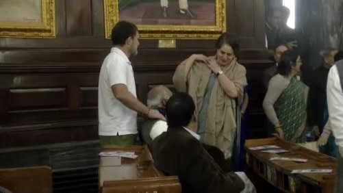 जब राहुल गांधी मल्लिकार्जुन खड़गे के कंधे दबा रहे थे, वहां पर प्रियंका गांधी भी मौजूद थीं.