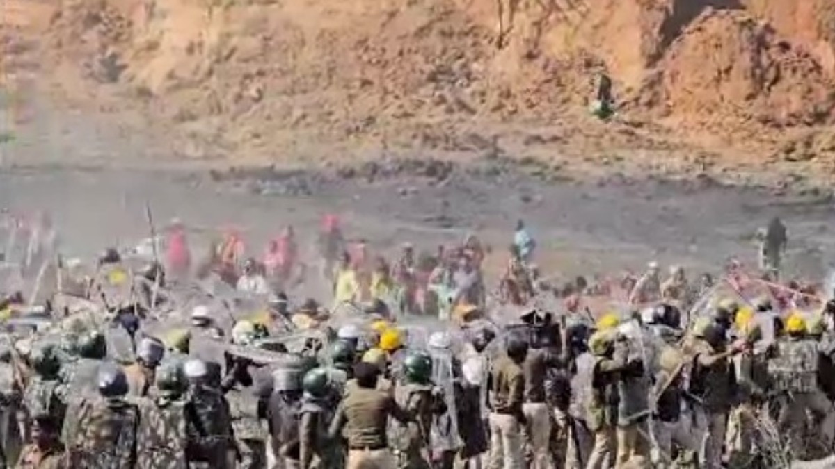 ग्रामीणों और पुलिसकर्मियों के बीच जमकर धक्का-मुक्की हुई (Photo: ITG/ Sumit Singh)