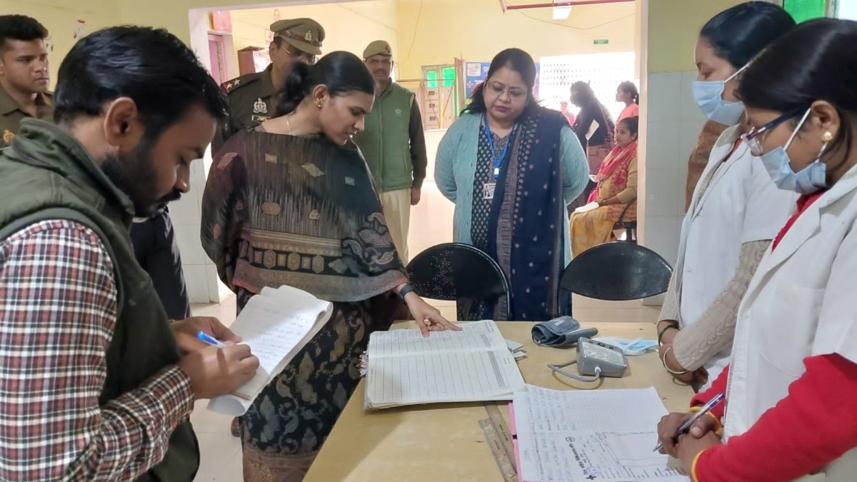 डीएम रिभा का अचानक निरीक्षण.(Photo: Siddhartha Gupta/ITG)