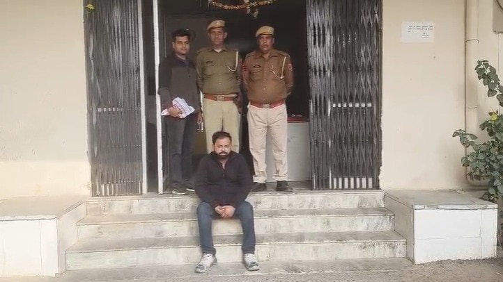 पुलिस की गिरफ्त में आरोपी.(Photo: Screengrab)