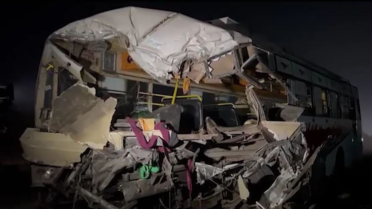 हादसे में चकनाचूर हो गई बस. (Photo: Screengrab)