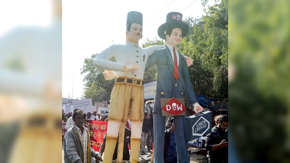 संघ जैसी वेशभूषा वाले पुतले पर हंगामा.(Photo:PTI)