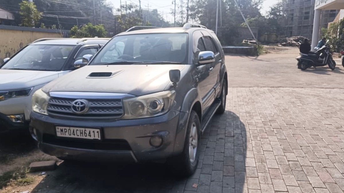 फॉर्च्यूनर कार ने स्कूटी को पीछे से टक्कर मारी.(Photo:ITG)