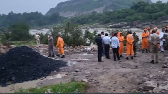 NDRF ने शुरू किया रेस्क्यू ऑपरेशन (Photo: Screengrab)