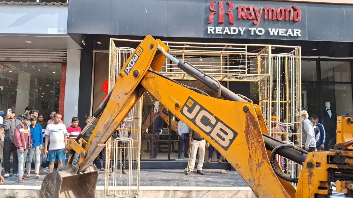 बुलडोजर कार्रवाई आगे भी जारी रहेगी.(Photo: Pankaj Kumar/ITG)