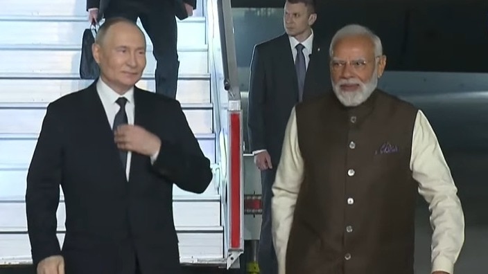 पीएम मोदी ने पालम एयरपोर्ट पहुंचकर पुतिन को रिसीव किया. (Photo: Social Media)