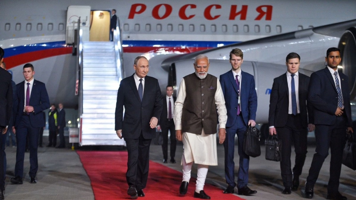 पीएम मोदी ने पालम एयरपोर्ट पहुंचकर पुतिन को रिसीव किया. (Photo: Social Media)