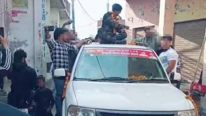 कार की छत  पर बैठकर सेलेक्शन का जश्न मनाया गया (Photo ITG)