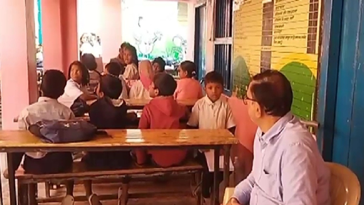 मिड-डे मील में परोसा अंडा, फोटो खिंचाकर ले लिया वापस (Photo: itg)