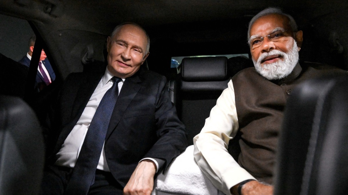 चीन में हुए SCO समिट के बाद एक बार फिर पीएम मोदी और पुतिन ने कार शेयर किया है. Photo: Reuters