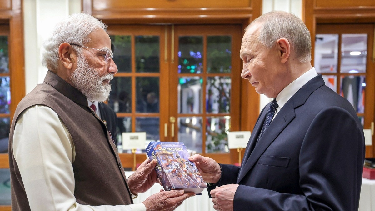 PM मोदी ने पुतिन को असम चाय से लेकर गीता तक छह अनमोल उपहार देकर भारत–रूस मित्रता का सम्मान बढ़ाया (Photo: PTI)