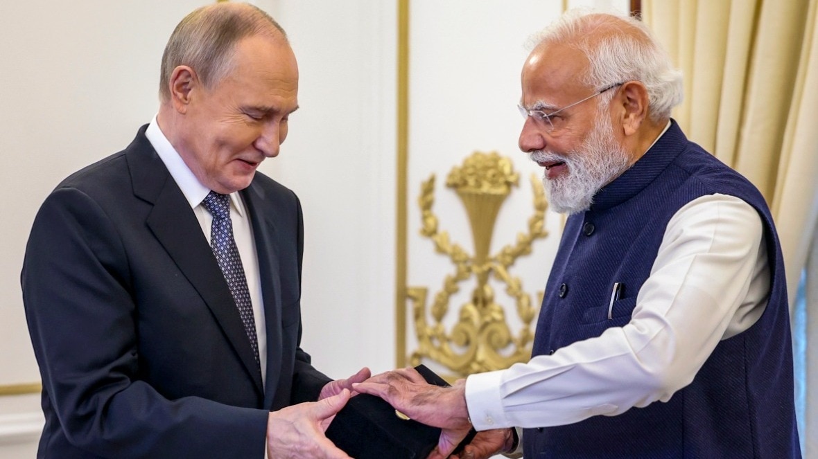 PM मोदी ने पुतिन को असम चाय से लेकर गीता तक छह अनमोल उपहार देकर भारत–रूस मित्रता का सम्मान बढ़ाया (Photo: PTI)