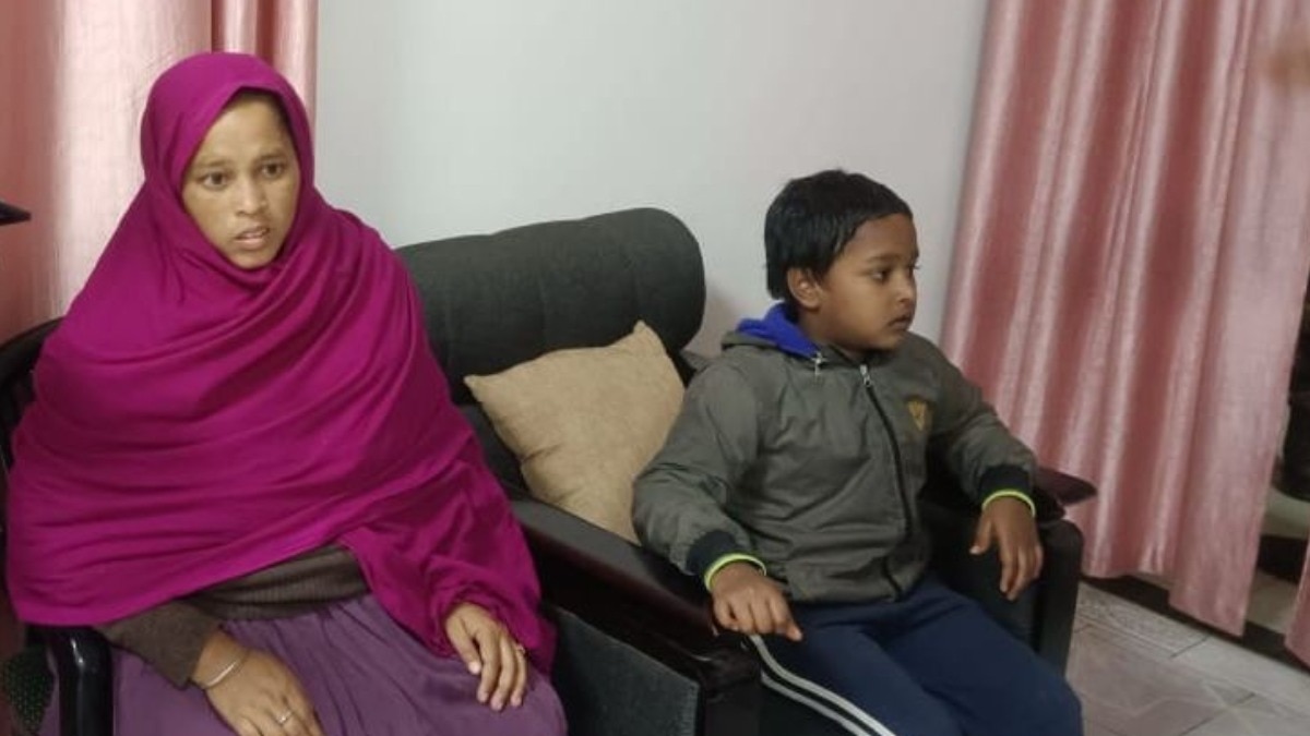 सुप्रीम कोर्ट के निर्देश के बाद सुनाली और उनके बेटे को शुक्रवार शाम मालदा सीमा से भारत लाया गया. (Photo- ITG)