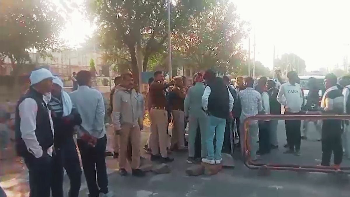 वारदात के बाद गुस्साए लोगों ने थाने के सामने लगा दिया जाम. (Photo: Screengrab)