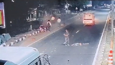बाइक सवार ने सड़क पार कर रहे युवक को मारी टक्कर. (Photo: Screengrab)