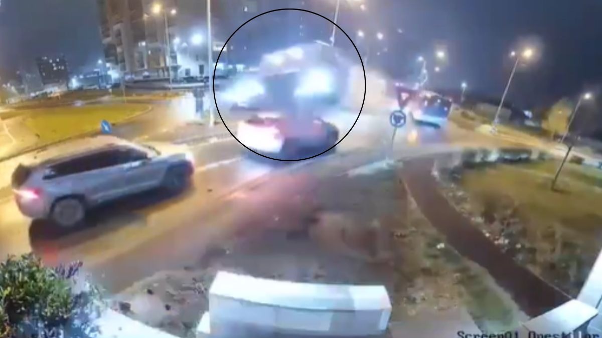 डिवाइडर से टकराकर 2 कारों के ऊपर उछल गई मर्सिडीज, VIDEO देख सिहर जाएंगे