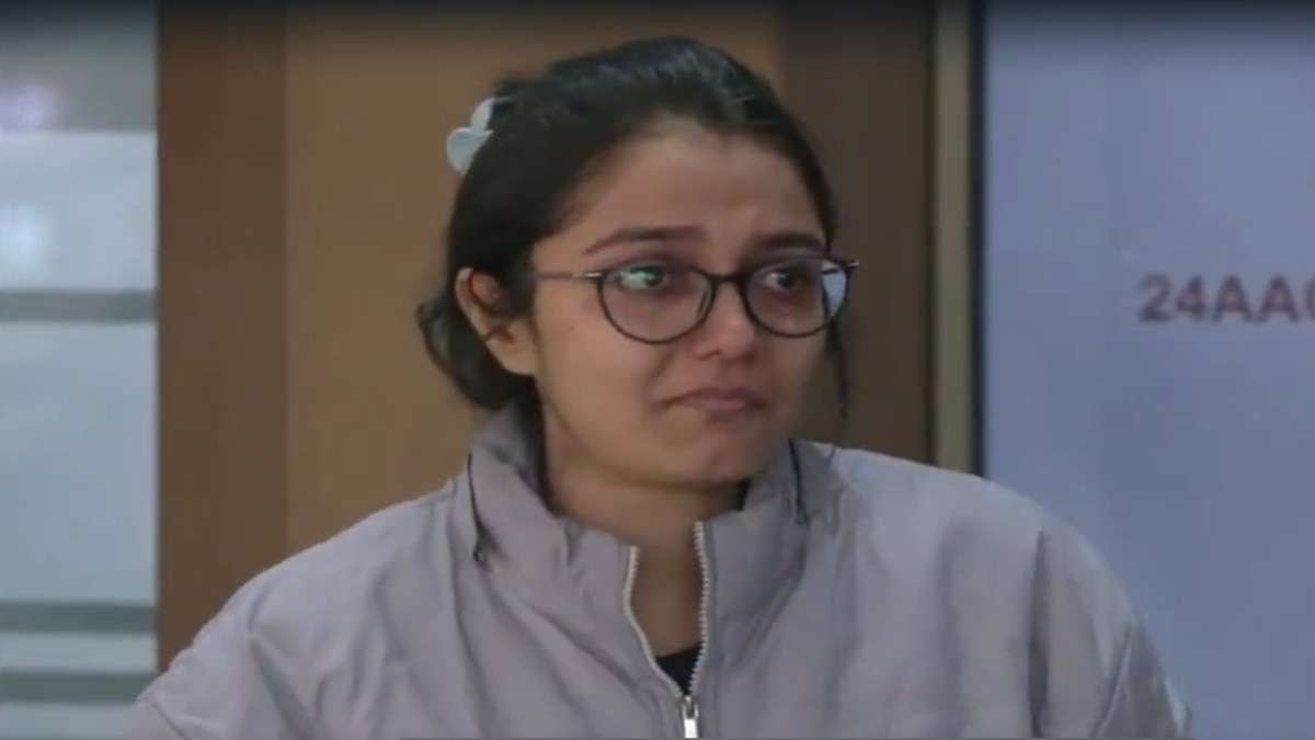 एयरपोर्ट पर परेशान होकर रोने लगी लड़की. (Photo: Screengrab)