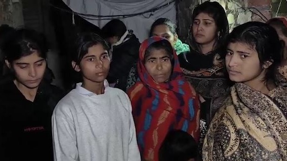 युवक की हत्या के बाद परिवार में मातम (Photo: Screengrab) 