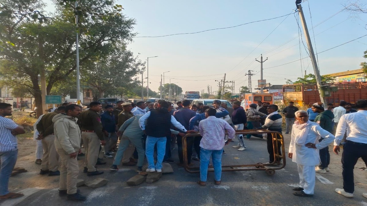 युवती की हत्या के बाद मौके पर जुटी लोगों की भीड़. (Photo: Himanshu Sharma/ITG)