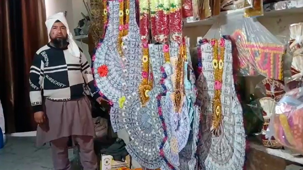 पीड़ित गुलफाम, जिनकी दुकान से दूल्हा नोट का माला तो ले गया लेकिन वापस नहीं कर रहा. (Photo: Screengrab) 