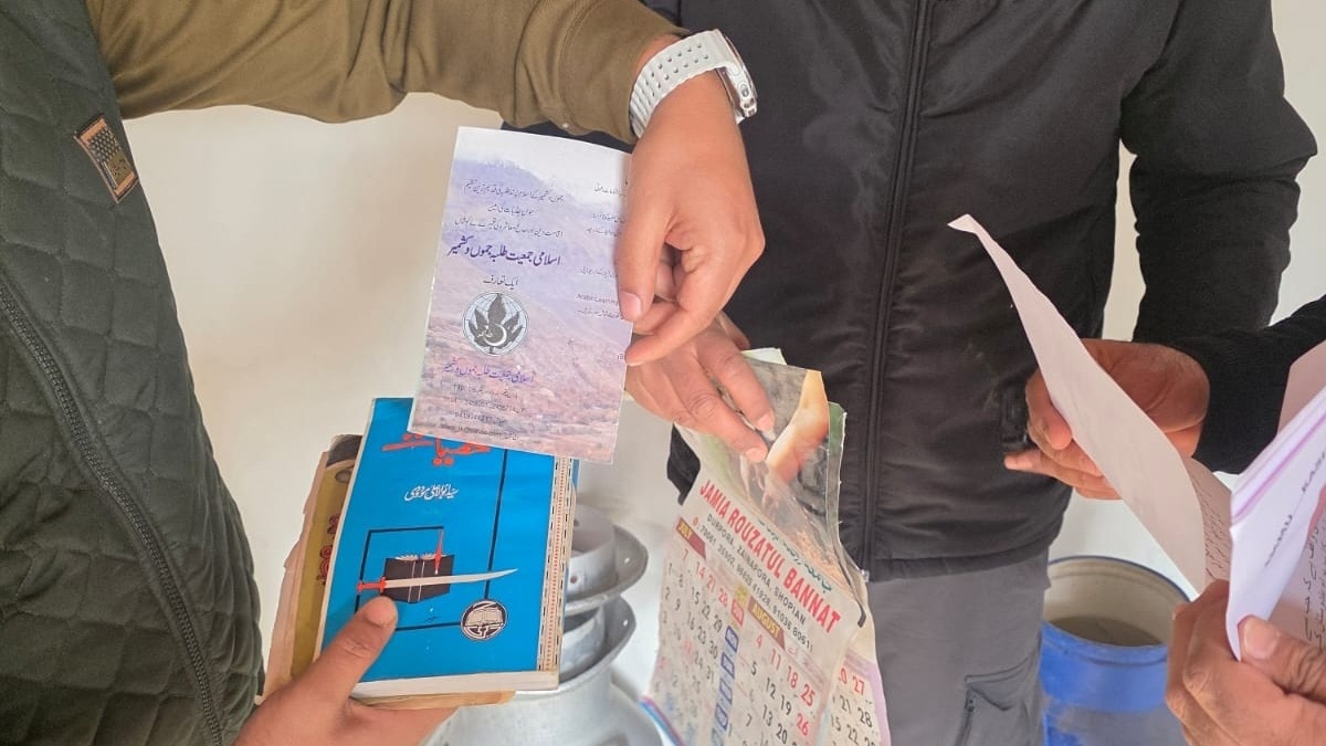 Jammu and Kashmir police raid in Pulwama