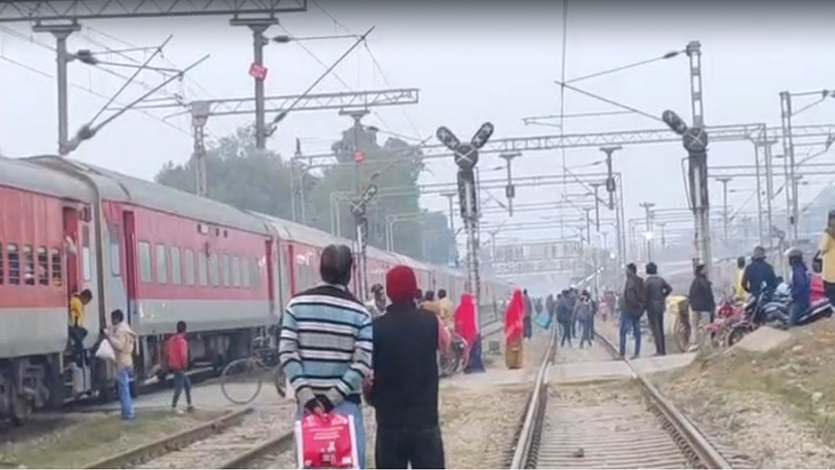 करीब 40 मिनट तक ट्रैक जाम रहा और कई ट्रेनें रोकी गईं. (Photo: Screengrab)