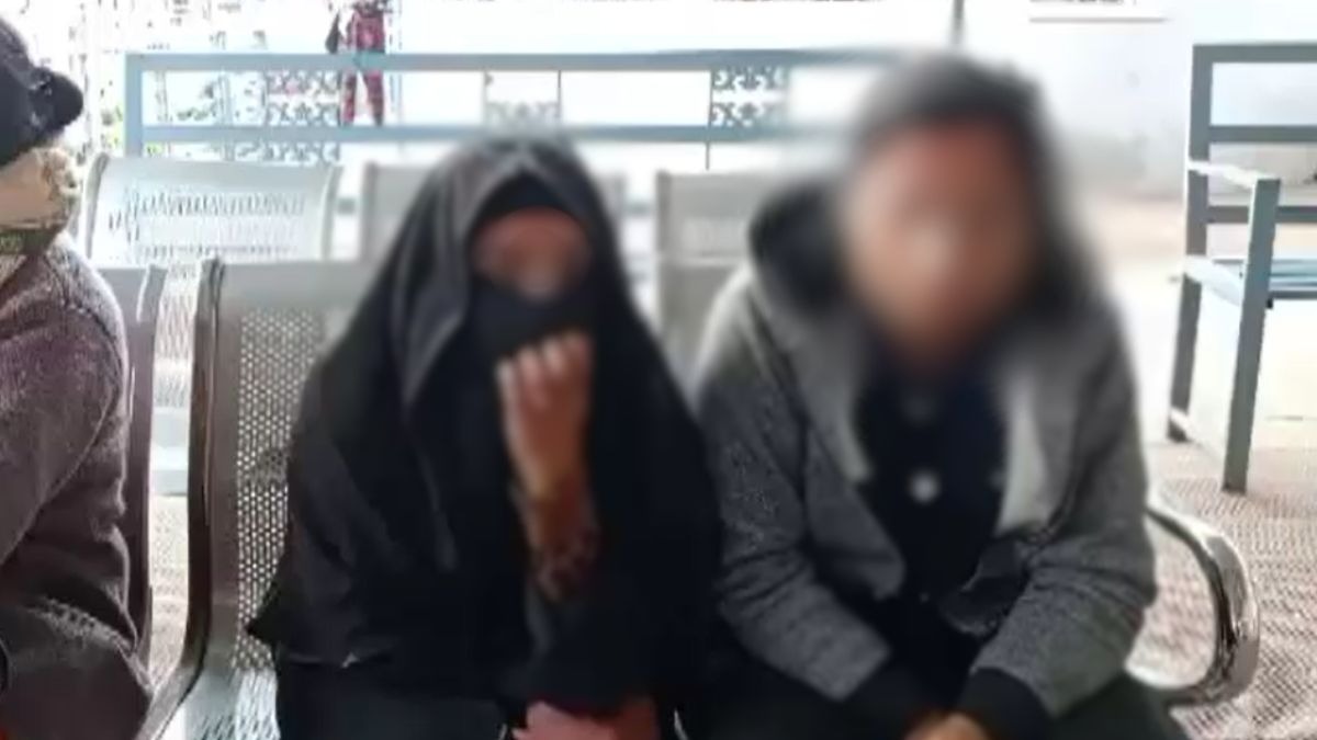 शादीशुदा महिला के साथ रहने की जिद पर अड़ी युवती. (Photo Screengrab)