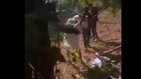 बुजुर्ग की बेरहमी से पिटाई. (Photo: Screengrab)